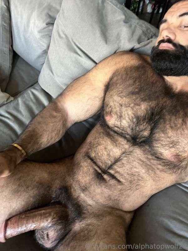 Just lounging around waiting for some man pussy 🤤
