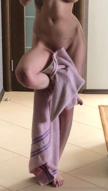 I'll teach you how to hold a towel in the most unexpected wa..