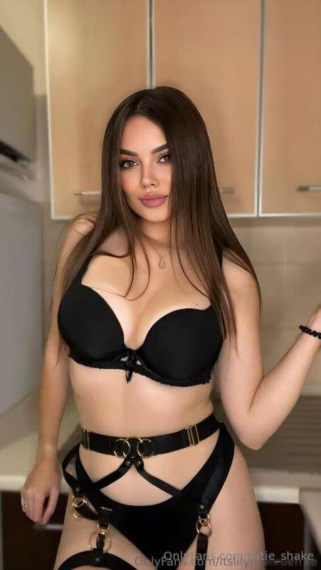 👋 Hey, I'm @itslilymonroefree that adorable brunette with a ..