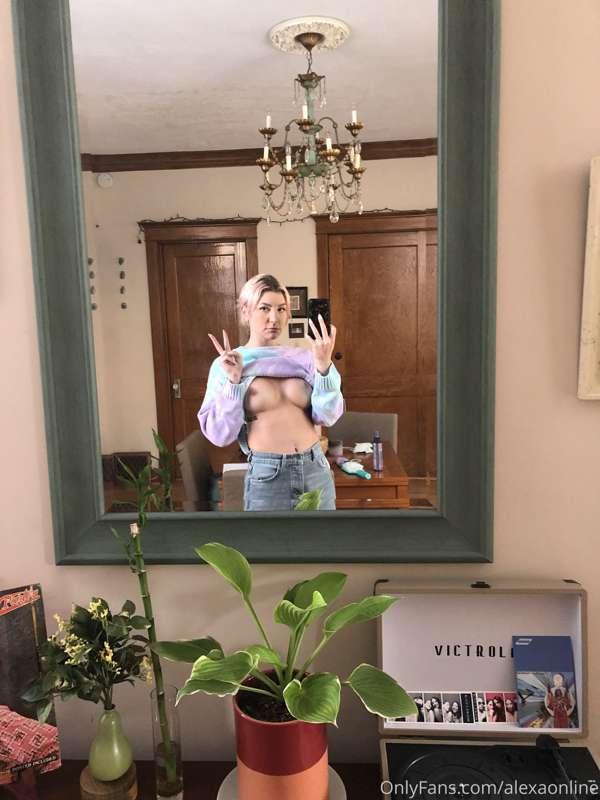 I’m a simple woman i see a mirror and i take a picture of my..