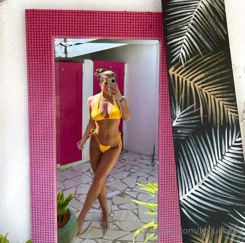 What is it with me and mirrors anyway🙈💛💛
