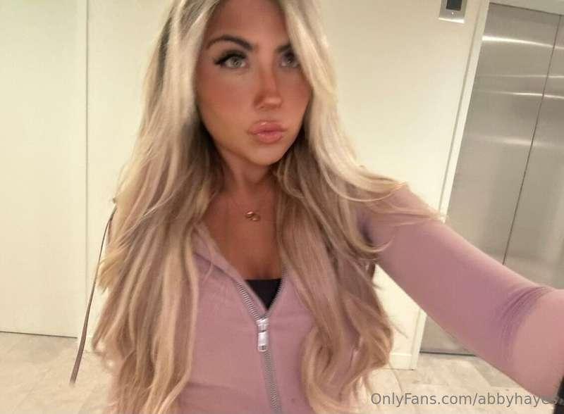 Feeling cute and in the mood to chat… Xx