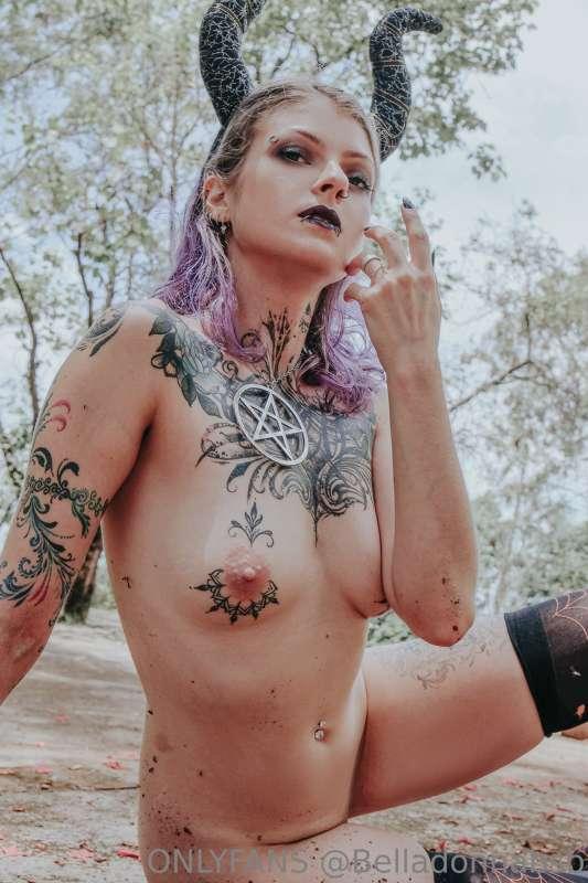And I have a new set in MR for Suicide Girls! 🖤 Halloweenset..