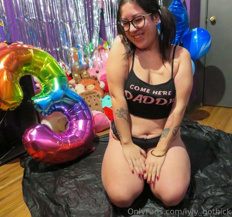 On February 28th, I celebrated my third year as a Camgirl! 
..