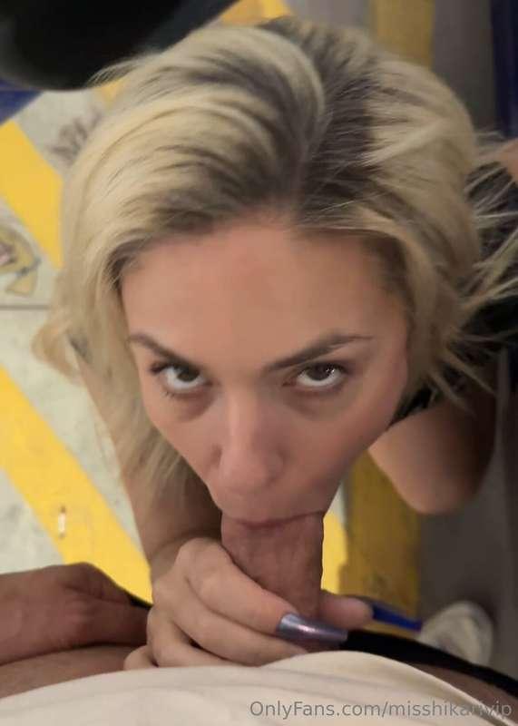 Don’t I look so good with a cock in my mouth? 👅