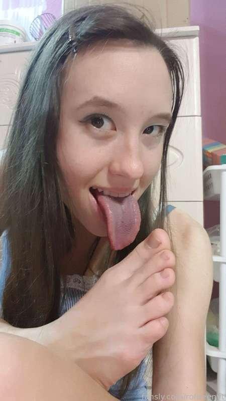 Lick Toes with Me

#fyp
#rofdeenyt #sexy #fetish
#girl #girlfriend
#tongue #longtongue #bigtongue #tonguefetish 
#feet #feetfetish #foot #footfetish #toes #toe 