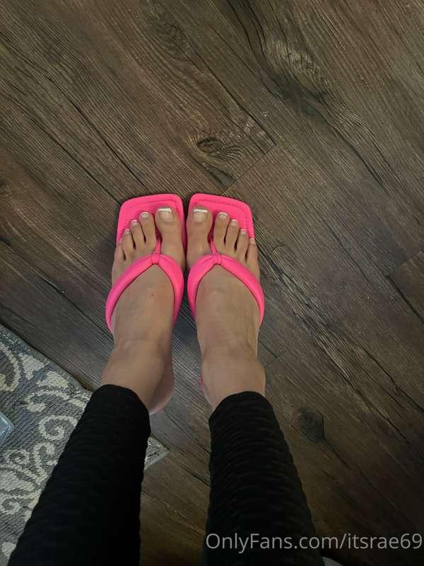 Fresh pedicure for my feet lovers... who wants to have a tas..
