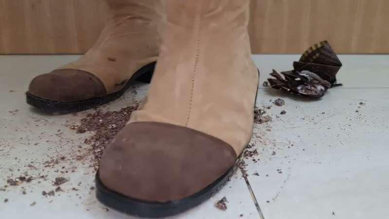 Klee boots trample giant chocolate