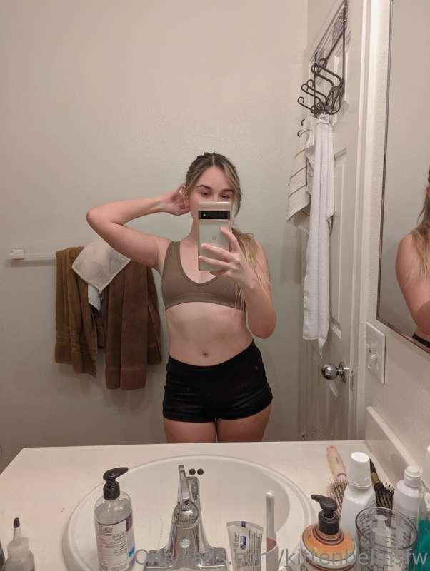 My friend doesn't know that I'm taking nudes in his bathroom..
