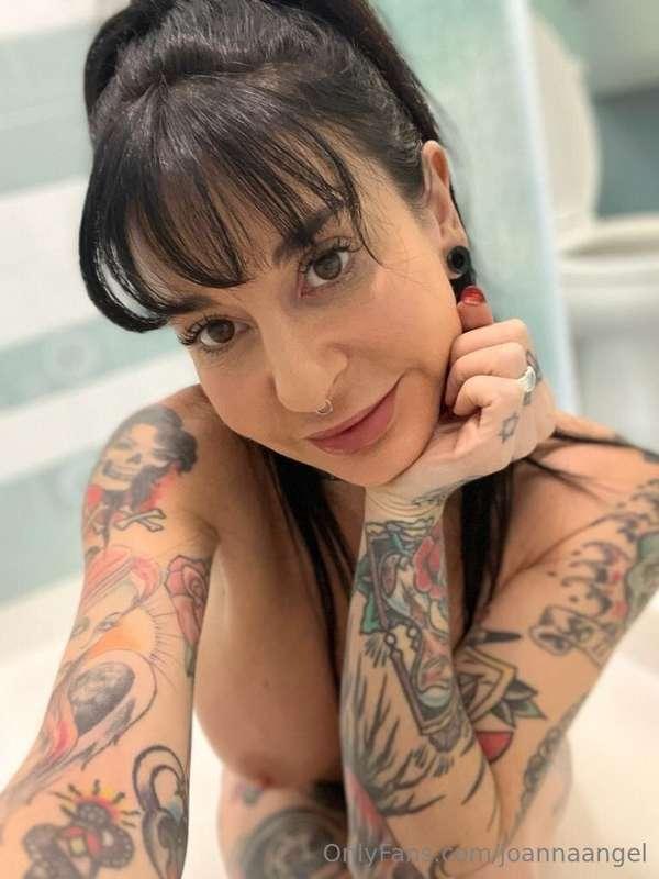 Hi!! I am on and horny! Message me and let’s sext 😈