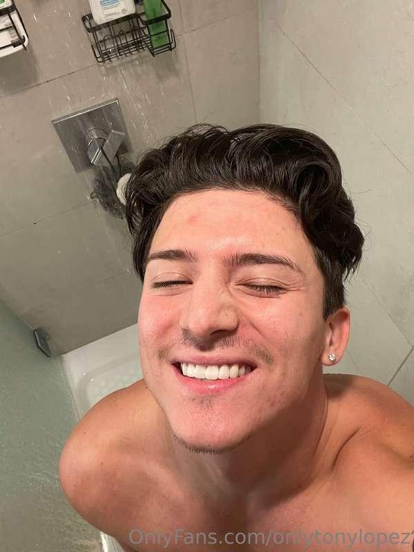 In the shower rn, dm me to join me right now babes 👅