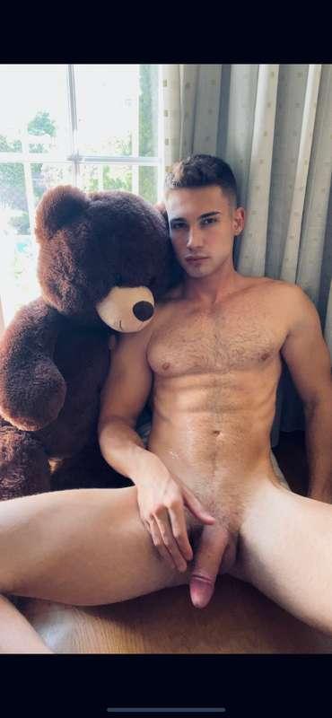 we are two bears, lazy waiting for you to touch our dick 🐻👅
..