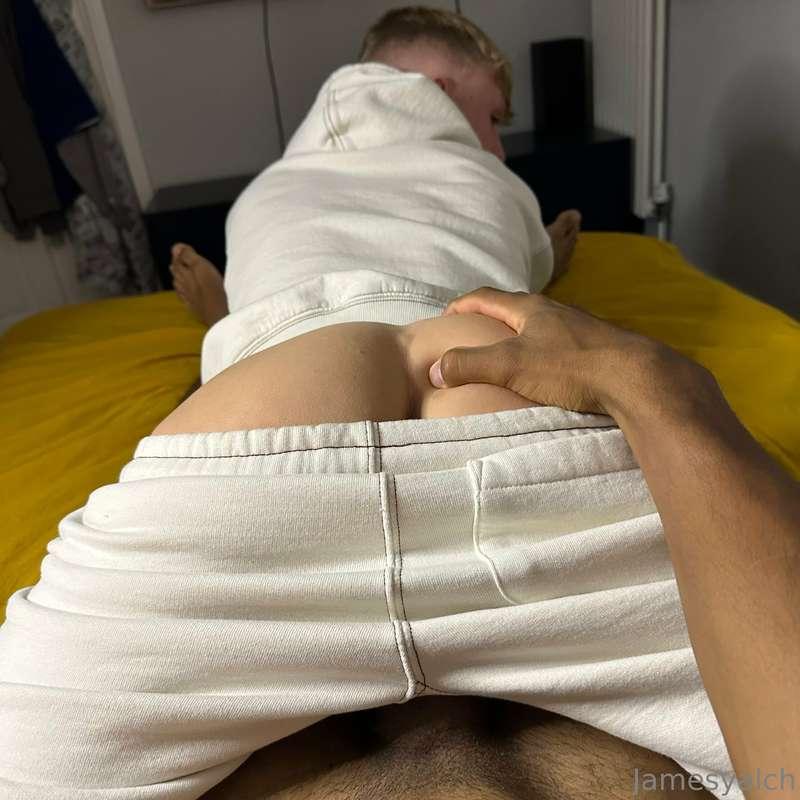 # **swipe to see @chocogymdaddy pull them down 😈🍑**