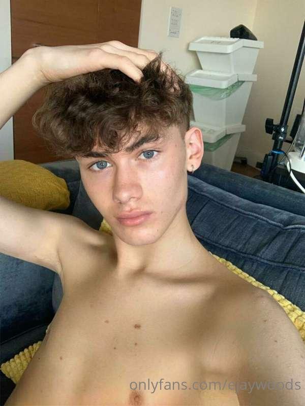 hey there 😜 swipe left to see where you’ll be sitting… 

guy..