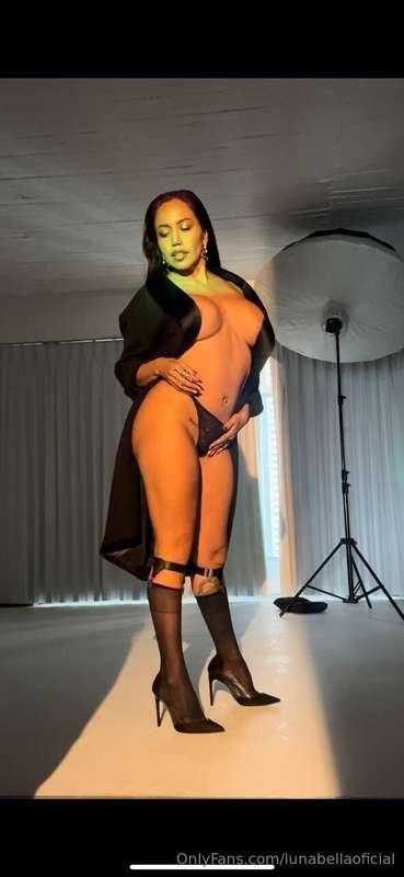 Alguna vez me imaginaste en medias, desanudándome para ti?🥵 ..