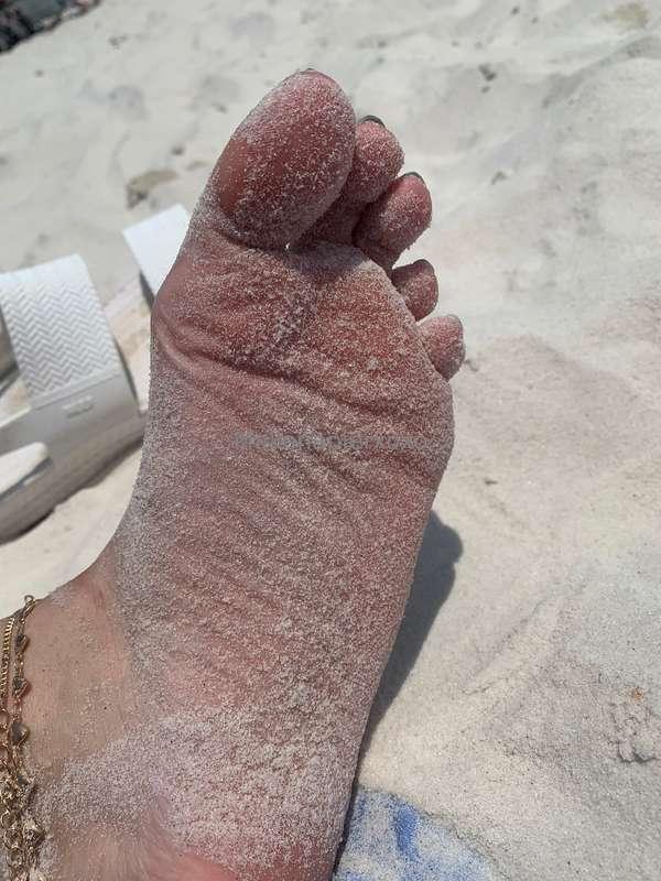You like the wrinkles on my feet? 