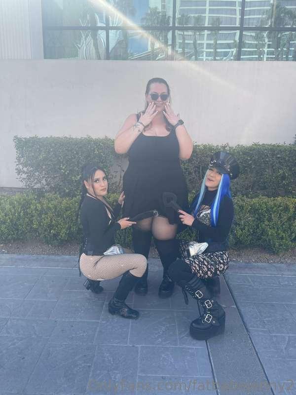 Fun with these hotties in Vegas. They both got handsy, I lov..