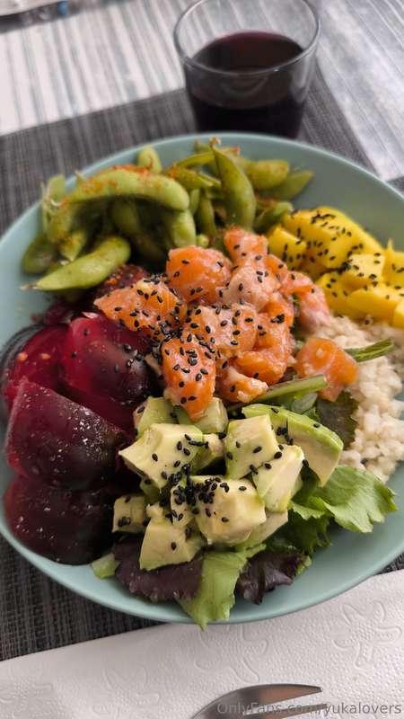🍽️Today's meal is delicious and very healthy! 🥗Poke with sal..