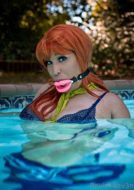 Some water fun as Daphne with gags and crops 📸 @psychocircus..