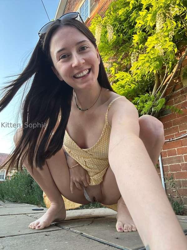 just flashing my pussy on the patio! 👀💕