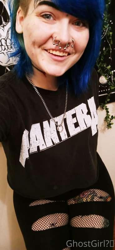 Hey guys. 
Its kinda been a rough day but heres a smile. 🖤😁