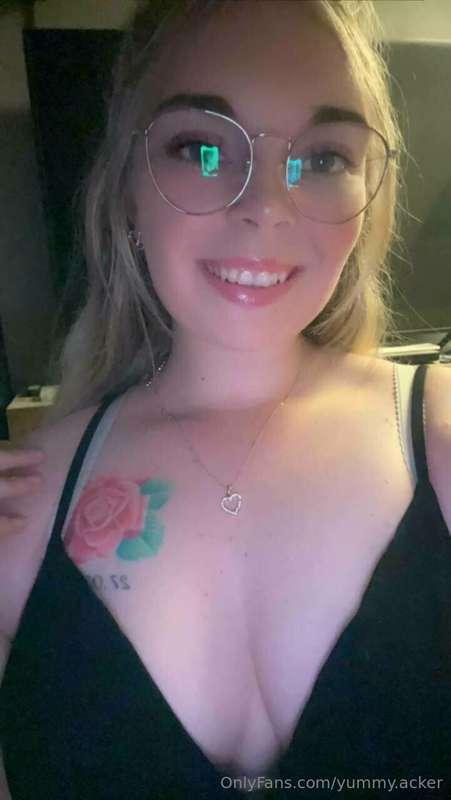 here i am.. blonde and wearing glasses. what a perfect combi..