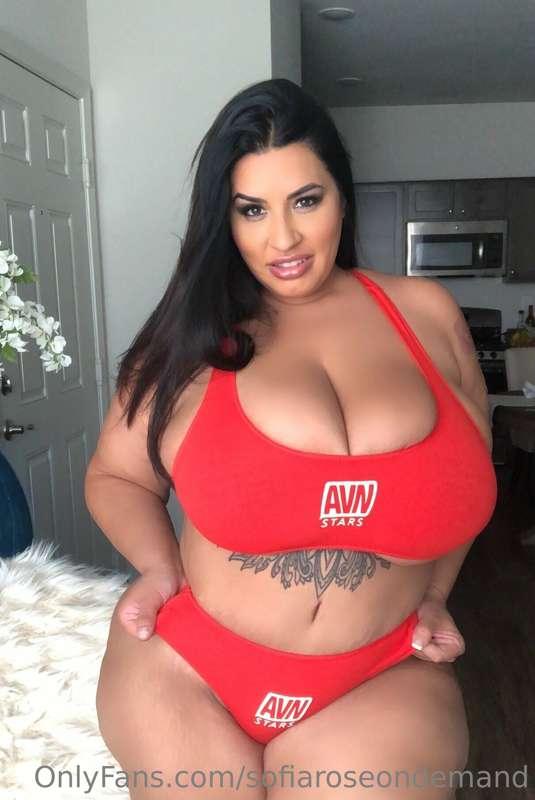 Careful, these curves might just sweep you off your feet😘