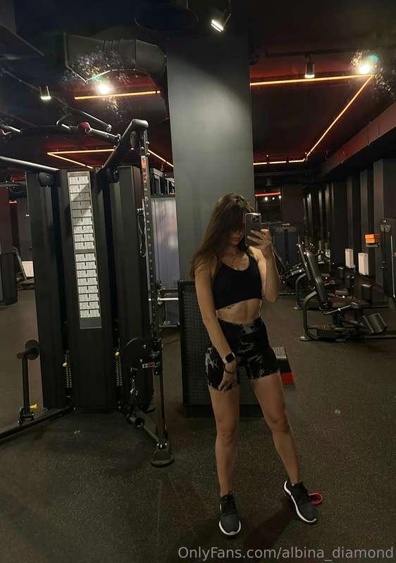 I'm in love in sport 😍 I love my body and I visit the gym 5 ..