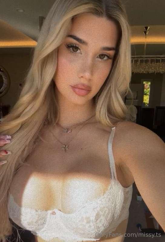 This blonde bombshell is ready to blow your mind💣💛