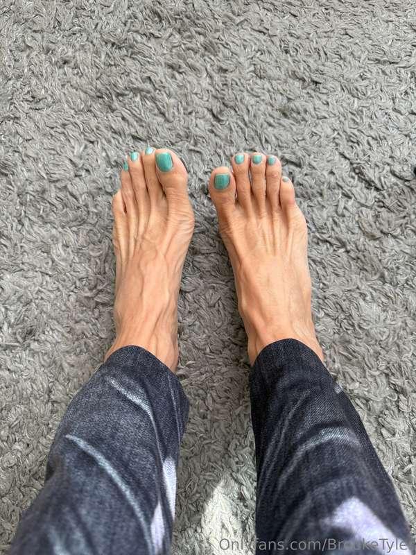 I got a fresh pedicure for all of you feet lovers out there...
