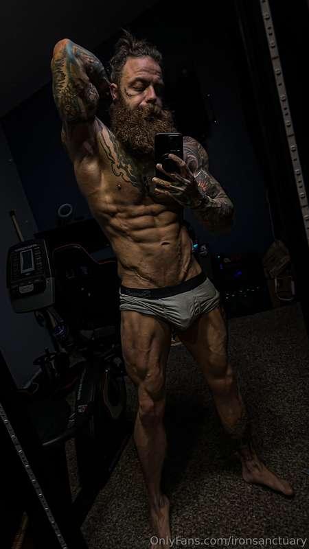 Worked out now I need someone to cool me off 😏