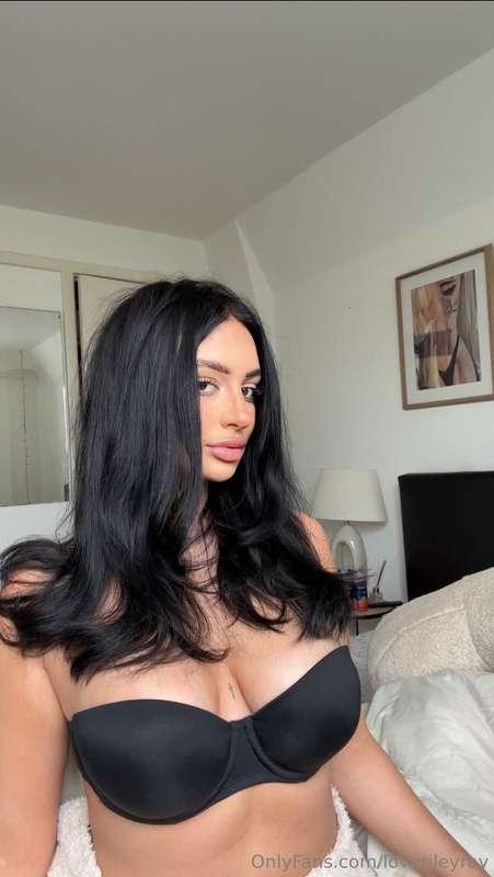Caught in the moment , held by the gaze ⏳ 👁️