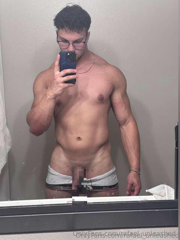 Heard you like twunks with hung cocks ;) 