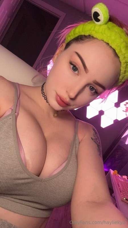 Hiii i’m live on twitch right now baby & I would love for yo..