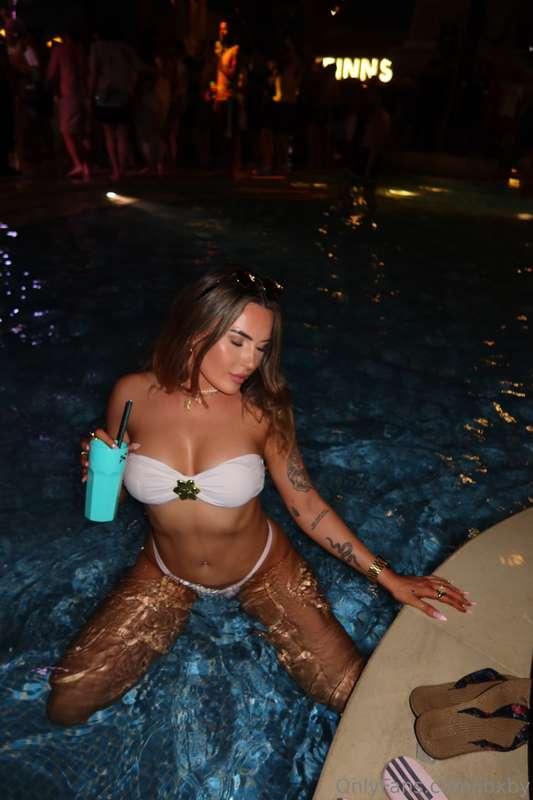Meeet me at the pool bar 😉🍹