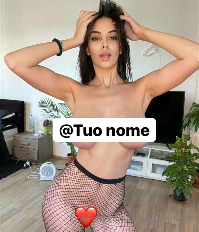 VUOI UNA MIA FOTO CON IL TUO NOME SCRITTO SULLE MIE TETTE SO..
