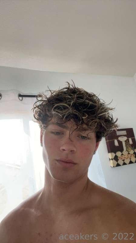 Heyyyy ;) Like my wet hair?
