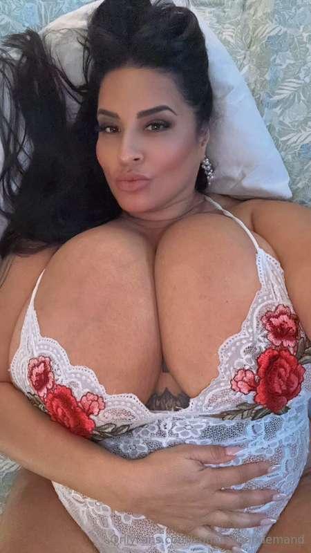 Look into my eyes and guess what I'm craving right now😜 