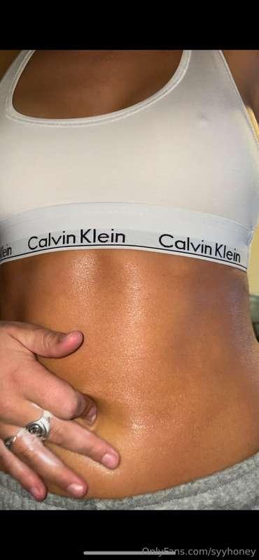 Playing with my bellybutton makes my nipples hard
