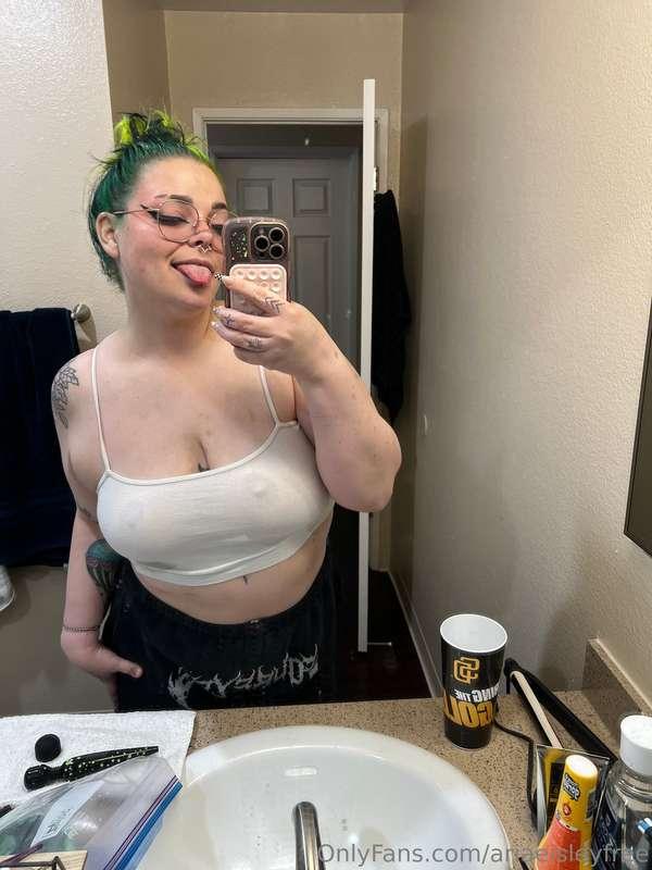 if you wanna see me naked and be able to chat with me join m..