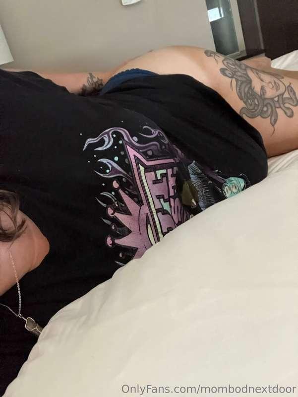 mombodnextdoor image #0