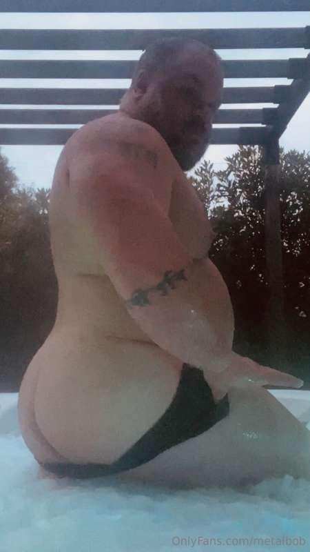 I love showing off my ass. I like showing it off for men who..