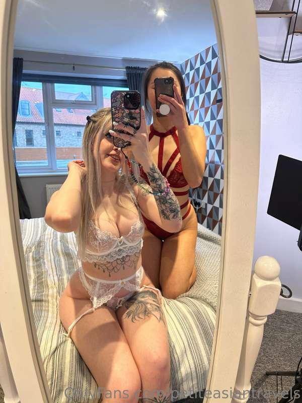 Just me hiding behind the super cute @shyphoebe 😇
