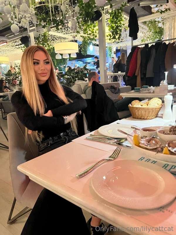 When a girl in a cafe sits at a table alone, don't be afraid..
