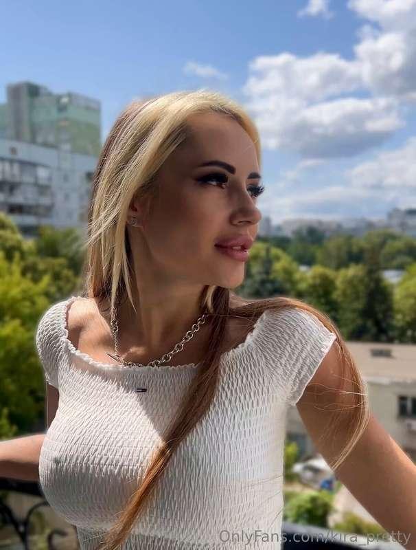 Weekend strolls are my little therapy — sunshine on my skin,..