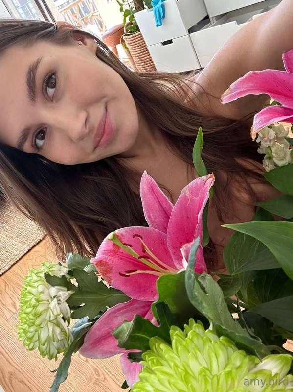 Flowers for women are like kisses 💐💋