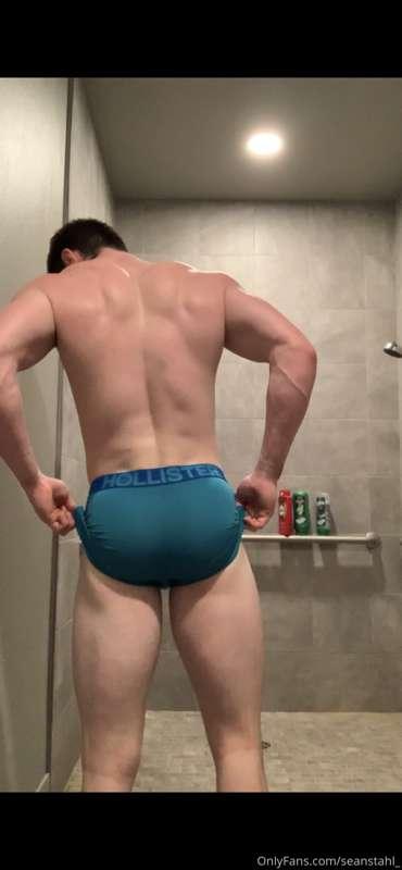 5 min flexing vid In the gym locker room (just worked out/sw..