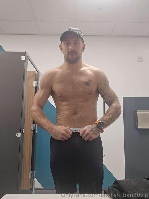 Cheeky late night gym session, u giving me a rub down after 