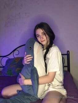 Hi, I'm Polly! - @pixie_polly
Do you want me to hug you in b..