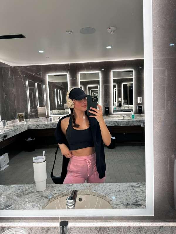 Taking a poll! ⬇️ Vote if you like my sweaty workout & post ..